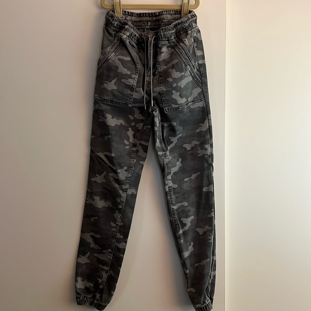 AE NE(X)T level high-waisted begging joggers gray camo size 4
